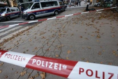 La Policía austriaca acordonó el sitio del asesinato que ha conmocionado al país europeo.