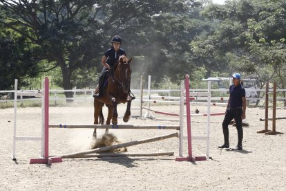 Weymar Moreno, quien lleva 20 años en el país trabajando como profesor de clubes de equitación, en una de sus clases.