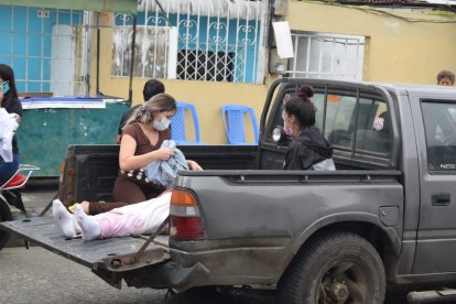 Con la convicción de que estaba vivo sus familiares lo sacaron de la caja y lo llevaron a una casa de salud.