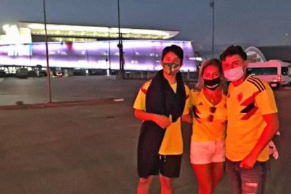 Los colombianos fuera del estadio Arena Pantanal.