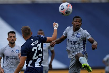 Romario Caicedo (d) se perderá el Clásico del Astillero, que se jugará tras la Copa América.