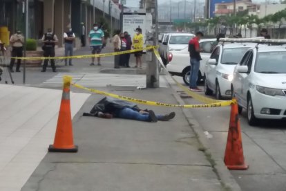 El cuerpo de Daniel Chimbolema quedó en la vereda. Vídeo registró a los asesinos.