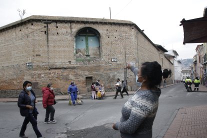 Josefina Cadena señala el lugar donde ha visto espectros  y ha escuchado voces.