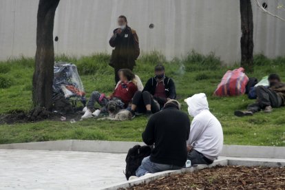 Hay gente que se sienta o acuesta en las jardineras. Algunos se dedicarían a delinquir.