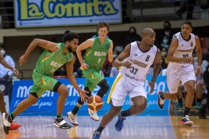 La selección de Ecuador de baloncesto (blanco) perdió ante Bolivia.