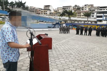 El hombre se paró frente a los policías que ofendió y les pidió disculpas públicas.