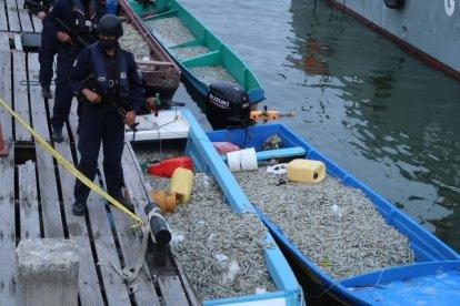 Los gendarmes junto al marisco recuperado.