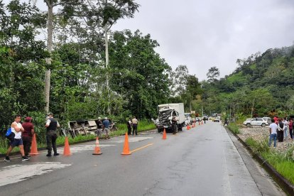 Al parecer, el camión impactó al bus por la parte posterior y lo mandó a la cuneta.