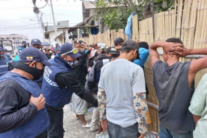 La policía desalojó a decenas de presuntos consumidores de droga agrupados por el mercado.