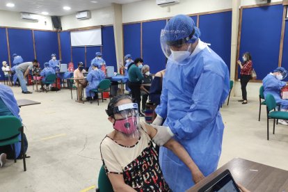 El ministerio indica que la población debe acudir de acuerdo al cronograma de vacunación según los rangos de edades.
