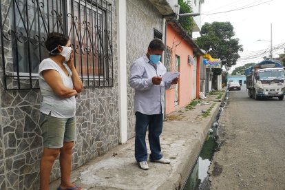 Moradores de la ciudadela Maldonado se quejan por los malos olores que despiden los pozos sépticos revosados