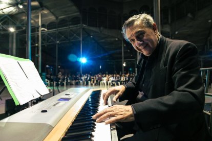 Tony tocaba el piano desde los 11 años. A los 13 tocaba en un cabaret.