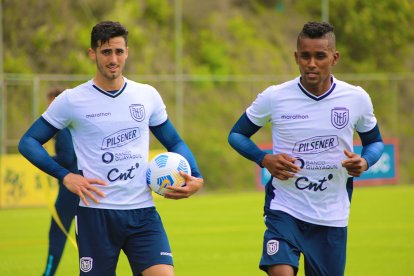 Leonardo Campana (i) no ha debutado oficialmente aún, en el combinado de mayores de la Tri.