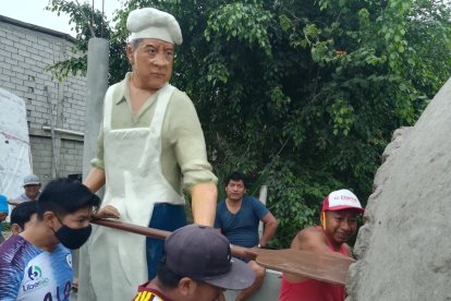 OBRA. Con gran alegría los comuneros de Cadeate colocaron su monumento en homenaje al panadero.