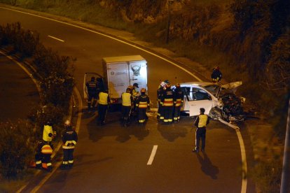 Tres hombres y una mujer perdieron la vida. El carro chocó contra un muro de tierra.