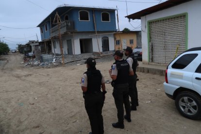 En este lugar, a escasos cinco metros de su casa, fue asesinado Enrique Rodríguez Quiñónez, los matones llegaron en auto.