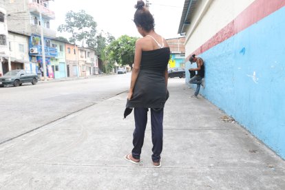 Julissa se tiene que poner un buzo en su cintura para tapar sus manchas.