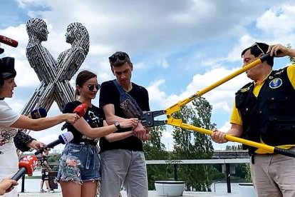 Pareja que se encadenó ahora es libre como el viento.