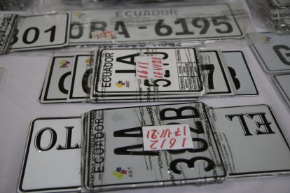 La Policía halló varias placas similares a las que entrega la Agencia Nacional de Tránsito, entidad autorizada para entregar estos distintivos.