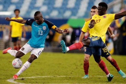 Enner Valencia (d) fue titular en la caída que sufrió Ecuador ante Colombia, en el debut de la Copa América.