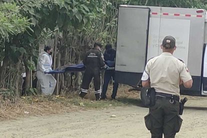 Los uniformados levantaron el cadáver y retuvieron la motocicleta color azul para la investigación.