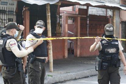 En el sitio se reunieron policías para investigar el ataque.