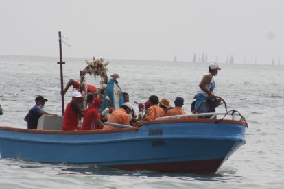 En el periplo religioso participaron tres barcos y 17 lanchas.