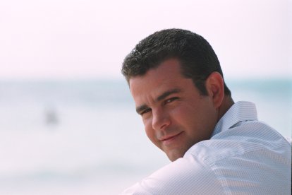 Eduardo es un actor y cantante mexicano