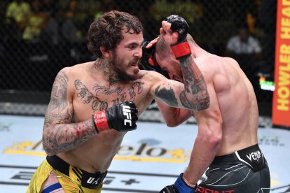 El peleador ecuatoriano Marlon Vera (i) se impuso al inglés Davey Grant.