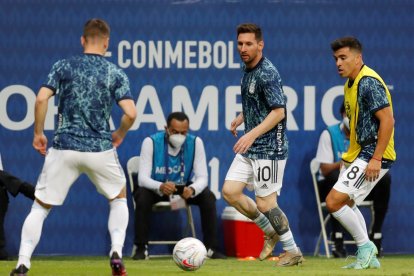 Lionel Messi (c) fue una de las piezas fundamentales, en el triunfo que alcanzó Argentina ante Uruguay.