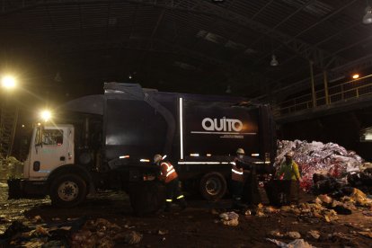 La Cachuda llega todas las noches, a las 19:00, tras recorrer la zona comercial y una de las más exclusivas de la capital. 

TODAS LAS NOCHES LOS RECICLADORES ESPERAN AL CARRO DE LA BASURA PARA EMPEZAR SU JORANDA DE TRABAJO 





14 de junio  de 2021

KARINA DEFAS 

Agencia (ag-expreso ag-extra ag-quito)