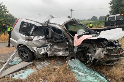 Entre los dos vehículos se produjo un choque lateral. Peritos analizan indicios.