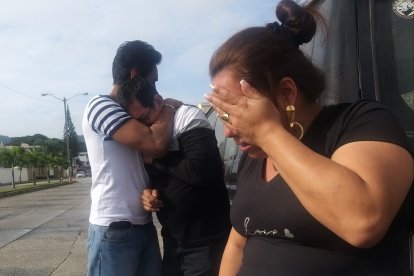 El padre del fallecido, Carlos Cabrera es consolado por sus familiares.