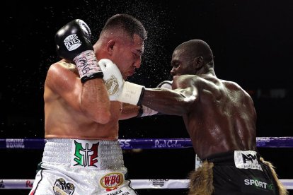 Abel Mina (d) durante la pelea ante Damián Sosa como parte de la cartelera 'Tributo a los Reyes'.