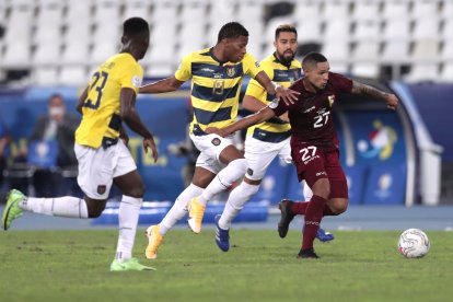 Ecuador se dejó empatar al último minuto, por su similar de Venezuela.