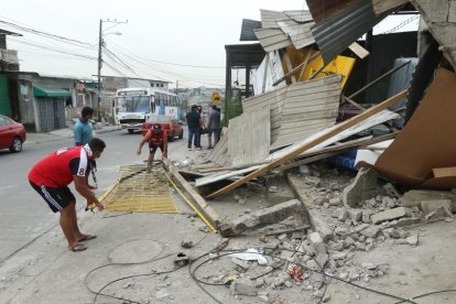 Un hombre fue acribillado por sujetos que se movilizaban en otro vehículo. Los familiares desconocen qué hacía la víctima en el sector.