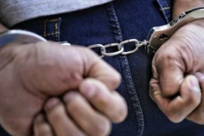 Un hombre fue arrestado por sospechas de abusar contra niños, a través de un juego de moda.