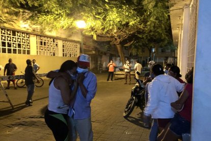 Félix Carpio lloró la muerte de su hijo mientras era consolado por sus familiares.