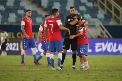 El portero Claudio Bravo salió a responder por sus compañeros.