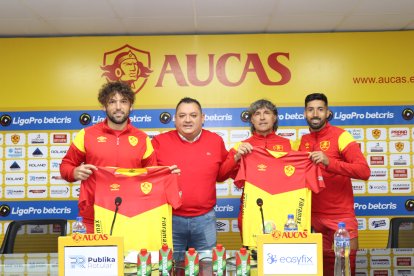 Fabricio Fontanini (i) y Gonzalo Verón (d) recibieron las camisetas del Papá de manos del gerente Andrés Báez y del técnico Héctor Bidoglio.