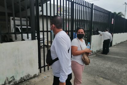 Los familiares lamentaban afuera del centro forense la muerte del joven riosense.