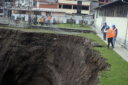 El suelo de la cancha se puede hundir  fácilmente, pues es relleno sanitario.