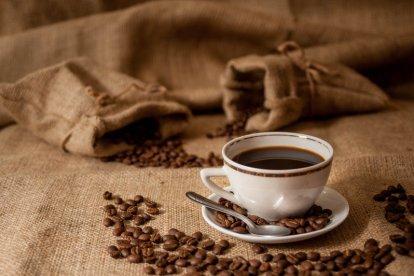 El consumo de café, con o sin cafeína, molido o instantáneo, se asocia con un menor riesgo de desarrollar enfermedades hepáticas crónicas