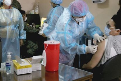 La vacunación es aceptada por unos y rechazada por otros en Ecuador.