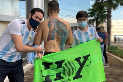 Igor Magalhaes (c), hincha brasileño, mostró el tatuaje y la firma de Lionel Messi.