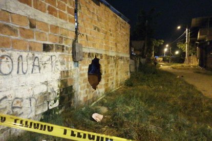 La pared contra la que se impactó Luis Fernando Marcillo Alcívar quedó perforada.