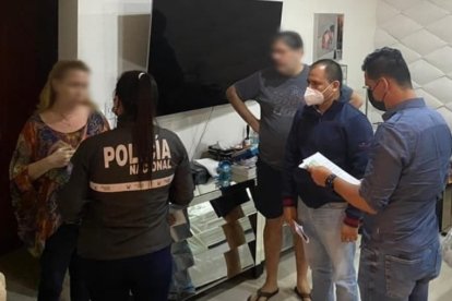 Agentes de la Policía Judicial y el fiscal César Suárez realizaron la operación.