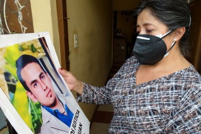 Los familiares con una foto de la víctima