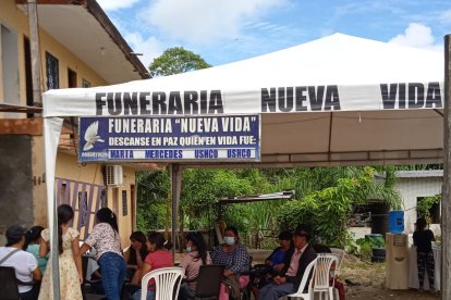 Allegados a la señora fueron al velorio que se hizo en la parte de afuera de la casa donde ocurrieron los hechos.