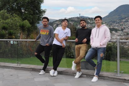 Frente a las críticas, ellos aseguran que nunca han dicho que son músicos, lo suyo es hacer comedia.